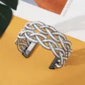 Boheemse witte rijstkraal kruis open manchetarmband, stijlvolle etnische sieraden. - Zwart met witte steen