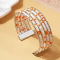 Meerlaagse armband met witte en oranje kralen en metalen draad in bohemian stijl ontworpen. - Tweekleurige Stijl 2 / Zilver