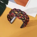 Boheemse zwarte metalen open manchetarmband geweven met rode en zwarte kraaltjes chic - Zwart Rood Zwart