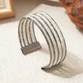 Boheemse meerlaagse kralen manchetarmband met elegante witte kralen en donkere metalen strengen. - Effen Kleur 2 / Gunmetal