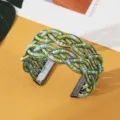 Bohemian kraalmanchet armband met gewoven groene en blauwe kralen op open metalen band. - Zwart Blauw Groen