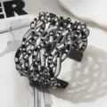 Handgemaakte meerlaagse zwart-witte kralen brede manchet armband in vintage stijl. - Gunmetal frame - tweekleurig 12