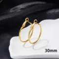 Close-up van 30mm gouden roestvrijstalen creolen op een witte schaal, elegant detail. - 30mm / Goud