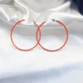 Oranje gelakte metalen creolen, groot rond ontwerp, perfect voor dagelijkse modegeweten. - Oranje