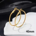 Gedetailleerd overzicht van grote gouden roestvrijstalen creolen met sluiting, 40 mm. - 40mm / Goud