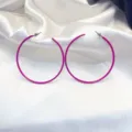 Grote roze metalen creolen oorbellen met emaille afwerking, stijlvolle dames sieraden. - Rozerood