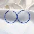 Blauwe metalen creolen oorbellen, minimalistisch groot rond ontwerp met emaille afwerking. - Blauw