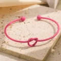 Prachtige roze knoop open armband detail, moderne matte metalen sieraden accessoire. - Roze
