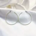 Elegante minimalistische metalen creolen oorbellen met gladde lakafwerking voor elke stijl. - Melkwit