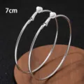Grote zilveren metalen creolen van 7 cm in close-up, minimalistische geometrische sieradenweergave - Clip-On Earrings / 7cm / Zilver