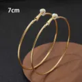 Grote 7cm vergulde creolen oorbellen voor dames, minimalistische statement clip oorbellen. - Clip-On Earrings / 7cm / Goud