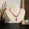 Gedetailleerd overzicht van de schattige cartoon hond hanger ketting met kleikralen. - Gevlekte Hond (Stijl 7)