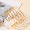 Detail van een gouden, multi-strand gehamerde open armband met een mooie metaalstructuur. - Multi-draai Gehamerde Textuur Stijl / Goud