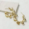 Detail van gouden spiraalvormige oorbellen met een elegant lintontwerp voor chique stijlen. - Stijl 4 Goud