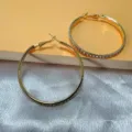 Klassieke gouden oorringen met sprankelende strass-steentjes, elegante en stijlvolle sieraden. - 5cm / Goud