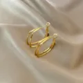 Gouden dubbele oorringen, elegant geometrisch ontwerp, stijlvol accessoire voor dagelijks gebruik. - Oorringen 14 goudkleur