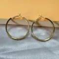 Gouden metalen creolen oorbellen met sprankelende strass steentjes voor een elegante stijl. - 4cm / Goud