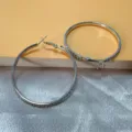 Zilveren grote metalen oorringen met sprankelende strass-steentjes, klassiek ontwerp. - 5cm / Wit K/Zilver