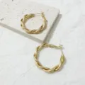 Elegante gouden gedraaide oorringen, stijlvol metalen cirkelontwerp voor dagelijkse look. - Oorbellen maat 9 goud