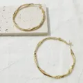 Gouden getorste creolen oorbellen met 925 zilveren naald, stijlvolle minimalistische sieraden. - Oorbellen 10 mm in goud