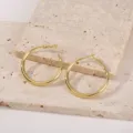 Detailopname van grote gouden oorbellen, met weergave van het gepolijste gladde metalen oppervlak. - 40mm / Goud