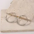 Gedetailleerd overzicht van zilveren creolen, eenvoudig en elegant ontwerp voor dagelijks. - 40mm / Zilver