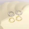 Gedetailleerde close-upopname van minimalistische metalen creolen in zilver en goud. - Eenvoudige Gladde Ring (Nr. 1)