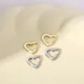 Minimalistische gouden en zilveren hartvormige oorbellen detailweergave, leuke sieraden - Hart Oorsluiting (Nr. 2) / Zilver