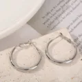 Minimalistische zilveren creolen voor vrouwen, klassieke ronde metalen sieraden voor dagelijks. - 30mm / Zilver