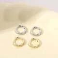 Detailopname van gedraaide metalen oorbellen in goud en zilver, stijlvolle dagelijkse sieraden. - Getwiste Textuur Oorsluiting (Nr. 6) / Zilver