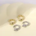 Detailopname van zilveren en gouden slang oorringen met kristallen op moderne beige prop. - Slang Oorsluiting (Nr. 11 / Zwarte Ogen)