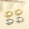 Chique slang oorbellen met groene kristallen ogen, verkrijgbaar in goud en zilver, stijlvol. - Slang Oorsluiting (Nr. 11 / Groene Ogen)