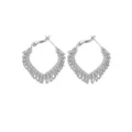 Zilverkleurige statement hangende oorbellen met gedetailleerd franjesdesign voor dames. - Oorbellen 2 / Wit K/Zilver