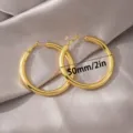 Gouden oorringen voor dames, 50mm dikke ronde chunky metalen oorkringen, minimalistische stijl. - 50mm / Goud
