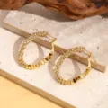 Gedetailleerde close-up van Franse luxe stijl metalen strass oorringen, elegant en stralend. - Stijl A001 / Goud