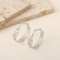 Detail opname van gevlochten hoop oorbellen in zilverkleurig metaal met open ontwerp - Stijl 002 / 30mm / Witgoud