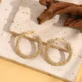 Gedetailleerd overzicht van glinsterende gouden oorringen met strass, elegant en modieus. - Stijl A004 / Goud