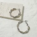 Zilveren gedraaide creoolse oorbellen voor vrouwen minimalistische geometrische sieraden - Oorbellen maat 9 witgoud verguld