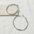 Zilveren onregelmatige gehamerde creolen, minimalistische metalen geometrische oorbellen. - Oorbellen 10 mm in witgoud