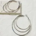 Zilveren meerlaagse hoop oorbellen, minimalistisch ontwerp, stijlvolle accessoires. - Oorbellen 11 mm in witgoud