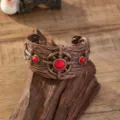 Vintage punk stijl brede metalen manchet armband met houtstructuur en rode stenen. - Nr. 2 antiek koper
