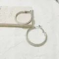 Minimalistische zilveren creolen, chique plat ringontwerp voor stijlvol dagelijks gebruik. - Oorbellen 12 mm in witgoud
