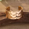Brede getextureerde gouden manchetarmband voor vrouwen, open metalen punk retro etnishe sieraden. - Nr. 3 antiekgoud