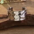 Brede zilveren metalen manchetarmband met gehamerd textuur, vintage punk etnische stijl. - Nr. 3 antiekzilver