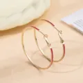 Prachtige roze geëmailleerde gouden creolen, minimalistisch stijlvol ontwerp voor dagelijks gebruik. - Goud en Rozerood