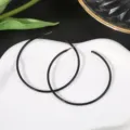 Eenvoudige minimalisten zwarte metalen oorringen voor dames, trendy geometrische sieraden. - Zwart