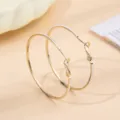 Vergulde grote creolen oorbellen met chique wit emailludetail, elegante minimalistische stijl. - Goud+Wit