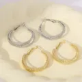 Gedetailleerd overzicht van modieuze multi-strand geometrische oorbellen in goud en zilver. - Oorbellen 5 / Zilver