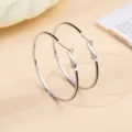 Minimalistische zilveren oorbellen creolen voor dames, klassiek lichtgewicht ontwerp. - Zilver & Zwart