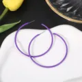 Gedetailleerd aanzicht van grote paarse metalen creoolse oorbellen met trendy snoep laklaag. - Fluorescerend Paars